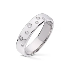 Wedding by Frisenberg – Giftering i hvitt gull – 5 mm bred- med 7 stk diamanter i alt 0,11 ct TW/SI- isatt som «stjernedryss»