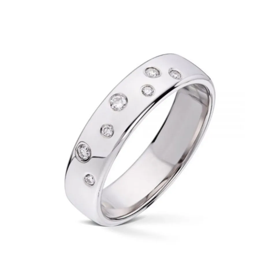 Wedding by Frisenberg – Giftering i hvitt gull – 5 mm bred- med 7 stk diamanter i alt 0,11 ct TW/SI- isatt som «stjernedryss»
