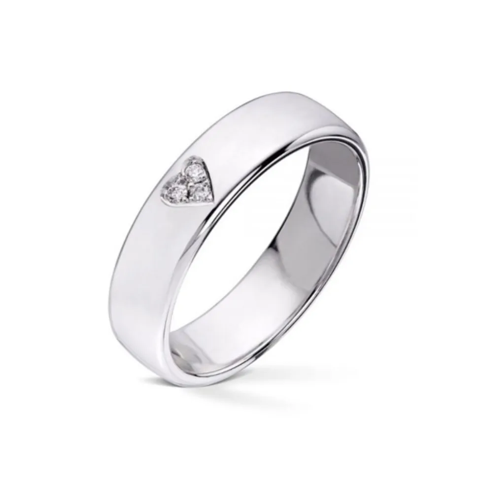 Wedding by Frisenberg – Giftering i hvitt gull – 5 mm bred- med 3 stk diamanter i alt 0,03 ct TW/SI- isatt som et hjerte