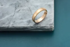 Wedding by Frisenberg – Giftering i gult gull med børstet overflate – 4 mm bred